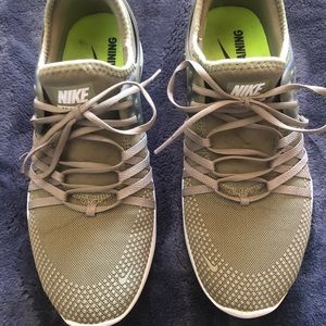 Women’s 7.5 Nike Free Shoes